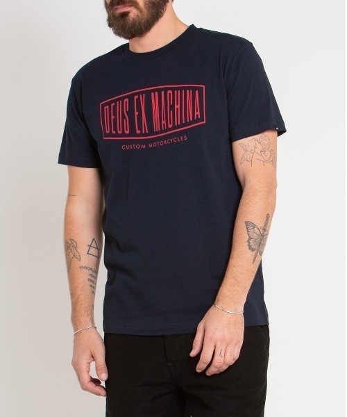 DEUS EX MACHINA(デウスエクスマキナ)の「REGO TEE(Tシャツ/カットソー・メンズ・ブラック/ネイビー・MEDIUM/LARGE/SMALL)」の1枚目の写真