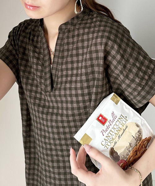 Java(ジャバ)の「《JaVa ジャバコラボ》大人の愛されプルオーバー。サッカー素材のキーネックフレンチスリーブTee(シャツ/ブラウス・レディース・ブラック/オフホワイト/グレー系その他/ブラウン系その他・LARGE/MEDIUM/SMALL/X-LARGE)」の4枚目の写真