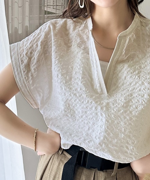Java(ジャバ)の「《JaVa ジャバコラボ》大人の愛されプルオーバー。サッカー素材のキーネックフレンチスリーブTee(シャツ/ブラウス・レディース・ブラック/オフホワイト/グレー系その他/ブラウン系その他・LARGE/MEDIUM/SMALL/X-LARGE)」の2枚目の写真