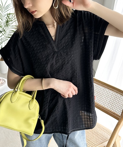 Java(ジャバ)の「《JaVa ジャバコラボ》大人の愛されプルオーバー。サッカー素材のキーネックフレンチスリーブTee(シャツ/ブラウス・レディース・ブラック/オフホワイト/グレー系その他/ブラウン系その他・LARGE/MEDIUM/SMALL/X-LARGE)」の1枚目の写真