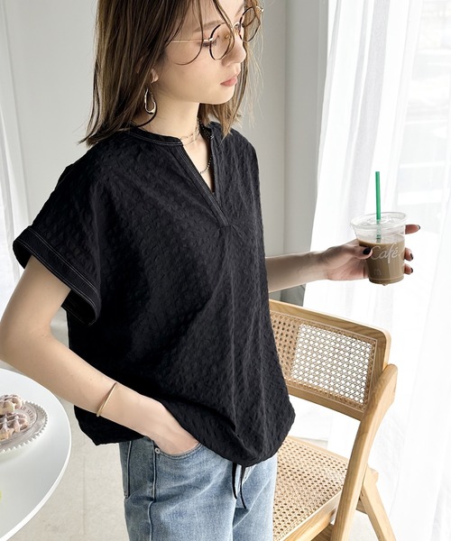 Java(ジャバ)の「《JaVa ジャバコラボ》大人の愛されプルオーバー。サッカー素材のキーネックフレンチスリーブTee(シャツ/ブラウス・レディース・ブラック/オフホワイト/グレー系その他/ブラウン系その他・LARGE/MEDIUM/SMALL/X-LARGE)」の5枚目の写真