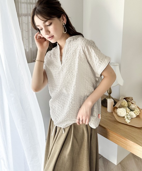 Java(ジャバ)の「《JaVa ジャバコラボ》大人の愛されプルオーバー。サッカー素材のキーネックフレンチスリーブTee(シャツ/ブラウス・レディース・ブラック/オフホワイト/グレー系その他/ブラウン系その他・LARGE/MEDIUM/SMALL/X-LARGE)」の7枚目の写真
