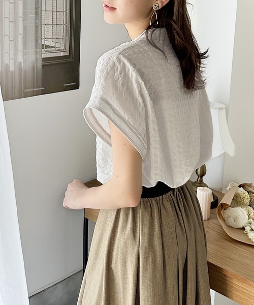 Java(ジャバ)の「《JaVa ジャバコラボ》大人の愛されプルオーバー。サッカー素材のキーネックフレンチスリーブTee(シャツ/ブラウス・レディース・ブラック/オフホワイト/グレー系その他/ブラウン系その他・LARGE/MEDIUM/SMALL/X-LARGE)」の9枚目の写真