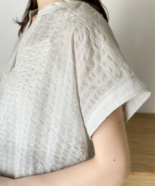 Java(ジャバ)の「《JaVa ジャバコラボ》大人の愛されプルオーバー。サッカー素材のキーネックフレンチスリーブTee(シャツ/ブラウス・レディース・ブラック/オフホワイト/グレー系その他/ブラウン系その他・LARGE/MEDIUM/SMALL/X-LARGE)」の13枚目の写真