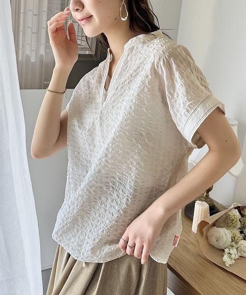 Java(ジャバ)の「《JaVa ジャバコラボ》大人の愛されプルオーバー。サッカー素材のキーネックフレンチスリーブTee(シャツ/ブラウス・レディース・ブラック/オフホワイト/グレー系その他/ブラウン系その他・LARGE/MEDIUM/SMALL/X-LARGE)」の21枚目の写真
