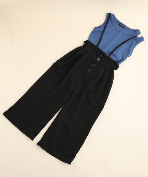 URBAN CHERRY(アーバンチェリー)の「アシンメトリーネックノースリーブトップス+ストラップサロペットパンツセット(Tシャツ/カットソー・キッズ・ブラック・100cm/110cm/120cm/130cm/140cm/150cm)」の4枚目の写真
