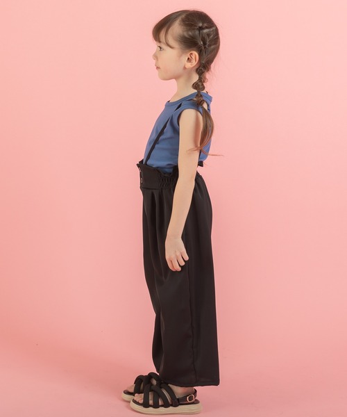 URBAN CHERRY(アーバンチェリー)の「アシンメトリーネックノースリーブトップス+ストラップサロペットパンツセット(Tシャツ/カットソー・キッズ・ブラック・100cm/110cm/120cm/130cm/140cm/150cm)」の2枚目の写真