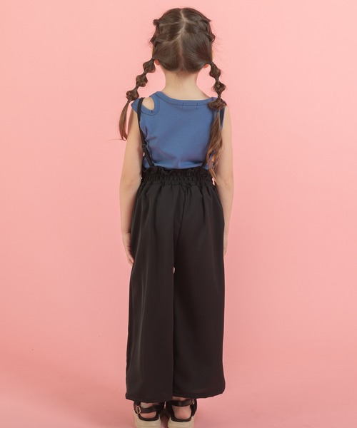 URBAN CHERRY(アーバンチェリー)の「アシンメトリーネックノースリーブトップス+ストラップサロペットパンツセット(Tシャツ/カットソー・キッズ・ブラック・100cm/110cm/120cm/130cm/140cm/150cm)」の3枚目の写真