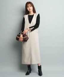 JUSGLITTY（ジャスグリッティー）の「Vネックジャンスカ