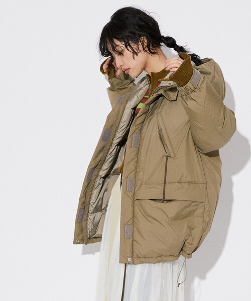 FIRST DOWN（ファーストダウン）の「FIRST DOWN × Firsthand/ファーストダウン 別注リサイクルダウンフードジャケット（ダウンジャケット/コート・レディース・ブラック/キャメル/チャコールグレー・S/M）」の15枚目の写真