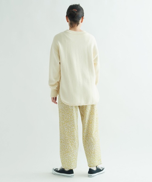 yuni（ユニ　）の「●ガスコットン裏毛編み ラウンドヘムクルーネックプルオーバー　1701KN005241（ニット/セーター・レディース・ホワイト/ブラック/ベージュ・FREE）」の6枚目の写真