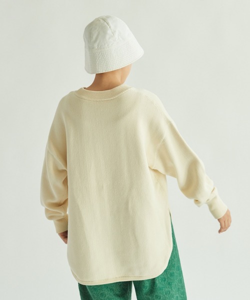 yuni（ユニ　）の「●ガスコットン裏毛編み ラウンドヘムクルーネックプルオーバー　1701KN005241（ニット/セーター・レディース・ホワイト/ブラック/ベージュ・FREE）」の14枚目の写真