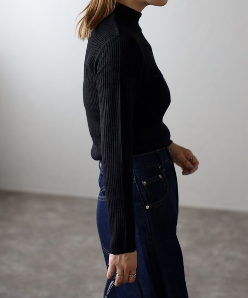 ap retro（アプレトロ）の「ボトルネックリブカラーニットプルオーバー/モックネック（ニット/セーター・レディース・ブラック/ベージュ/グレー/オフホワイト/ブルー/グリーン/アイボリー/スモークピンク/ボルドー・MEDIUM）」の17枚目の写真