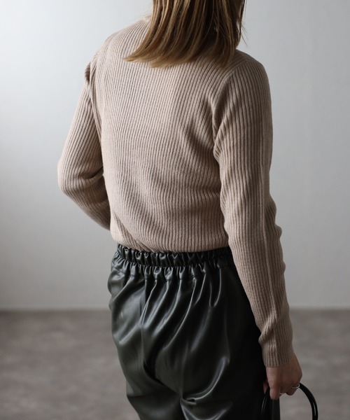 ap retro（アプレトロ）の「ボトルネックリブカラーニットプルオーバー/モックネック（ニット/セーター・レディース・ブラック/ベージュ/グレー/オフホワイト/ブルー/グリーン/アイボリー/スモークピンク/ボルドー・MEDIUM）」の18枚目の写真