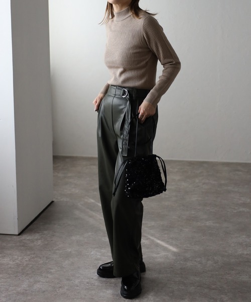 ap retro（アプレトロ）の「ボトルネックリブカラーニットプルオーバー/モックネック（ニット/セーター・レディース・ブラック/ベージュ/グレー/オフホワイト/ブルー/グリーン/アイボリー/スモークピンク/ボルドー・MEDIUM）」の13枚目の写真