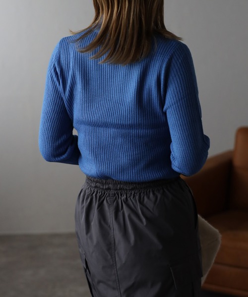 ap retro（アプレトロ）の「ボトルネックリブカラーニットプルオーバー/モックネック（ニット/セーター・レディース・ブラック/ベージュ/グレー/オフホワイト/ブルー/グリーン/アイボリー/スモークピンク/ボルドー・MEDIUM）」の14枚目の写真