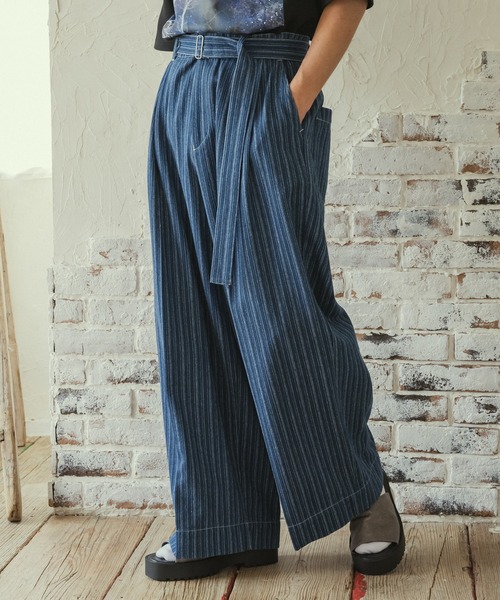 CASPER JOHN(キャスパージョン)の「Belted stripe denim pants/ベルテッドストライプデニムパンツ(デニムパンツ・メンズ・ブラック/インディゴブルー・LARGE/MEDIUM/SMALL/X-SMALL)」の2枚目の写真