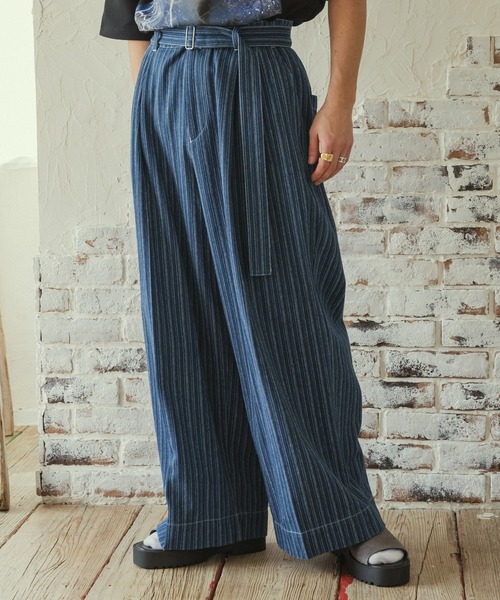 CASPER JOHN(キャスパージョン)の「Belted stripe denim pants/ベルテッドストライプデニムパンツ(デニムパンツ・メンズ・ブラック/インディゴブルー・LARGE/MEDIUM/SMALL/X-SMALL)」の4枚目の写真