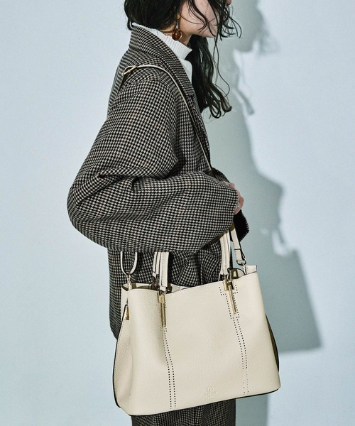 D.KELLY（ディーケリー）の「D.KELLY パンチングデザイントートバッグ 2WAYトートバッグ レディース バッグ（トートバッグ・レディース・グレー/ガンメタ/ブラック/ライトブルー/カーキ/キャメル/ベージュ系その他/レッド/ピンク/ダークブルー/マスタード・ONE SIZE）」の3枚目の写真