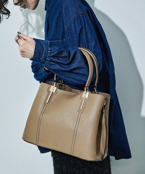 D.KELLY（ディーケリー）の「D.KELLY パンチングデザイントートバッグ 2WAYトートバッグ レディース バッグ（トートバッグ・レディース・グレー/ガンメタ/ブラック/ライトブルー/カーキ/キャメル/ベージュ系その他/レッド/ピンク/ダークブルー/マスタード・ONE SIZE）」の2枚目の写真