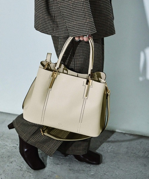 D.KELLY（ディーケリー）の「D.KELLY パンチングデザイントートバッグ 2WAYトートバッグ レディース バッグ（トートバッグ・レディース・グレー/ガンメタ/ブラック/ライトブルー/カーキ/キャメル/ベージュ系その他/レッド/ピンク/ダークブルー/マスタード・ONE SIZE）」の12枚目の写真