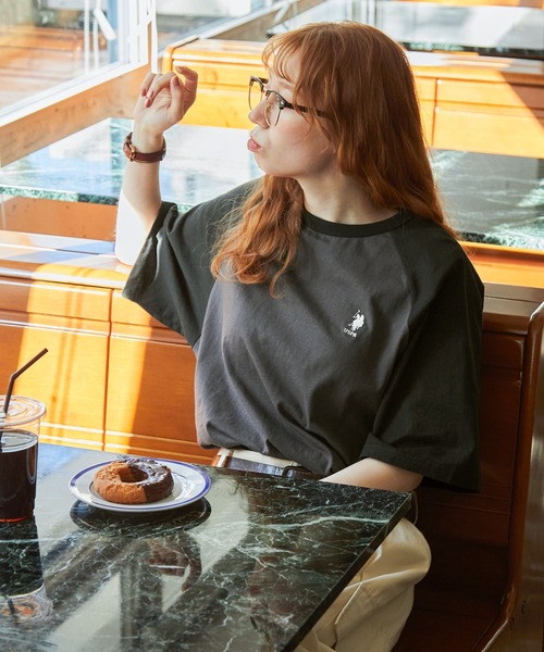 U.S. POLO ASSN.（ユーエスポロアッスン）の「U.S. POLO ASSN. 別注 ワンポイント刺繍 ラグランTシャツ（Tシャツ/カットソー・レディース・ブラック/ダークグリーン/チャコールグレー/オフホワイト/ブラック系/ネイビー/ブラウン/ワイン・FREE）」の4枚目の写真