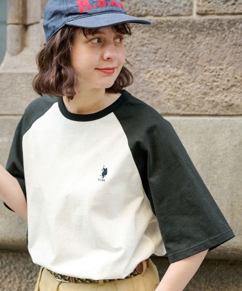 U.S. POLO ASSN.（ユーエスポロアッスン）の「U.S. POLO ASSN. 別注 ワンポイント刺繍 ラグランTシャツ（Tシャツ/カットソー・レディース・ブラック/ダークグリーン/チャコールグレー/オフホワイト/ブラック系/ネイビー/ブラウン/ワイン・FREE）」の3枚目の写真