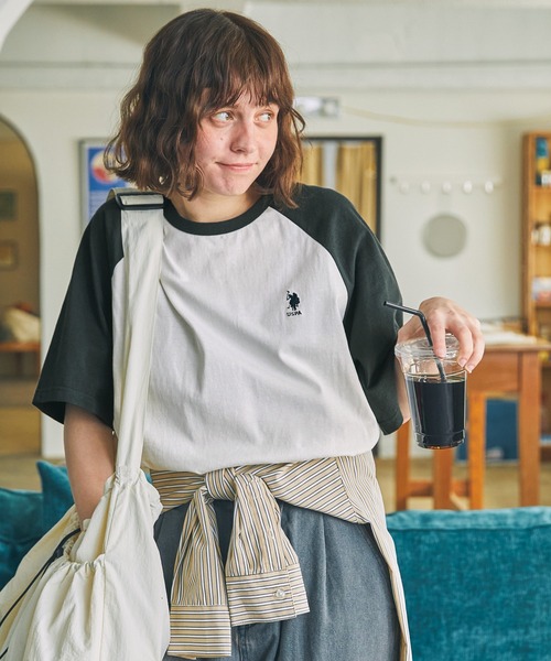 U.S. POLO ASSN.（ユーエスポロアッスン）の「U.S. POLO ASSN. 別注 ワンポイント刺繍 ラグランTシャツ（Tシャツ/カットソー・レディース・ブラック/ダークグリーン/チャコールグレー/オフホワイト/ブラック系/ネイビー/ブラウン/ワイン・FREE）」の9枚目の写真