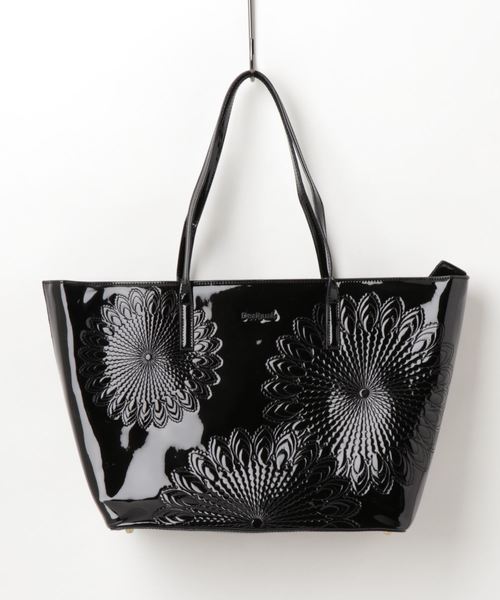 Desigual（デシグアル）の「「Desigual/デシグアル」エナメルトートバッグ（トートバッグ・レディース・ワインレッド/ブラック・ONE SIZE）」の2枚目の写真