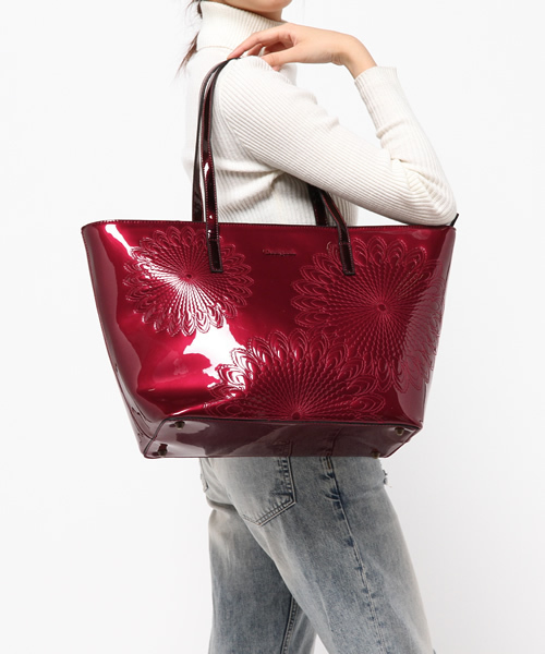 Desigual（デシグアル）の「「Desigual/デシグアル」エナメルトートバッグ（トートバッグ・レディース・ワインレッド/ブラック・ONE SIZE）」の5枚目の写真