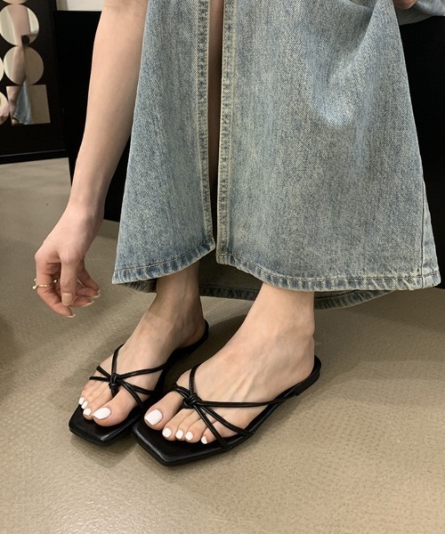 mebole(メボレ)の「ナローストラップサンダル(サンダル・レディース・ブラック/シルバー/ゴールド・LARGE/MEDIUM/SMALL)」の2枚目の写真