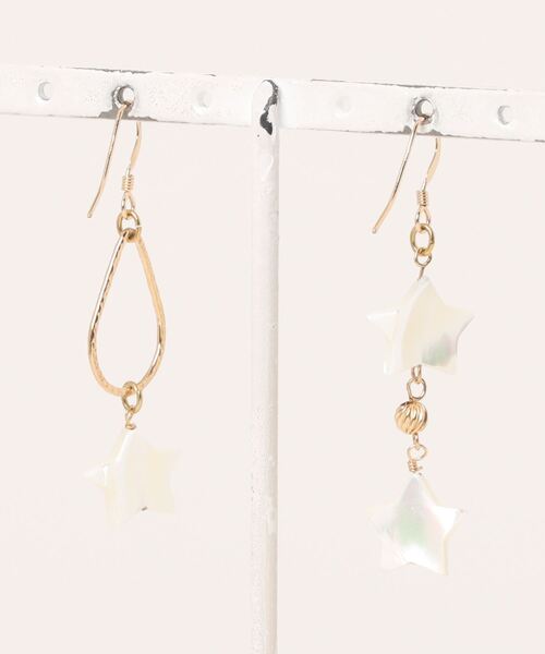 tone（トーン）の「【Tropicana】【14kgf】星形シェルのアシンメトリーピアス（ピアス（両耳用）・レディース・ゴールド・FREE）」の2枚目の写真