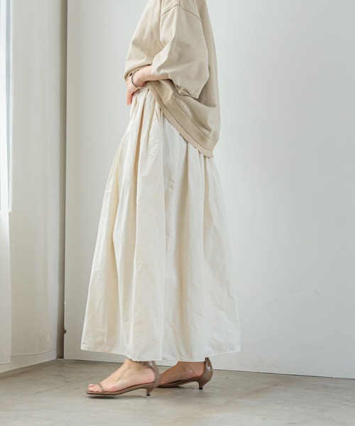 URBAN RESEARCH（アーバンリサーチ）の「メモリータフタボリュームスカート（スカート・レディース・チャコールグレー/ホワイト/ブラック・36/38）」の5枚目の写真