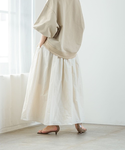 URBAN RESEARCH（アーバンリサーチ）の「メモリータフタボリュームスカート（スカート・レディース・チャコールグレー/ホワイト/ブラック・36/38）」の6枚目の写真