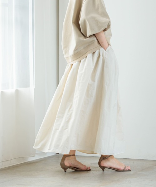 URBAN RESEARCH（アーバンリサーチ）の「メモリータフタボリュームスカート（スカート・レディース・チャコールグレー/ホワイト/ブラック・36/38）」の7枚目の写真