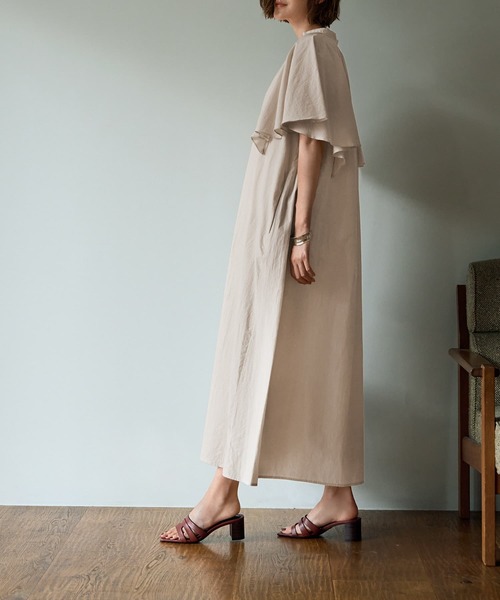 STYLE DELI(スタイルデリ)の「【LUXE】フレアスリーブAラインワンピース(ワンピース・レディース・ブラック/ライトベージュ・MEDIUM/SMALL)」の4枚目の写真