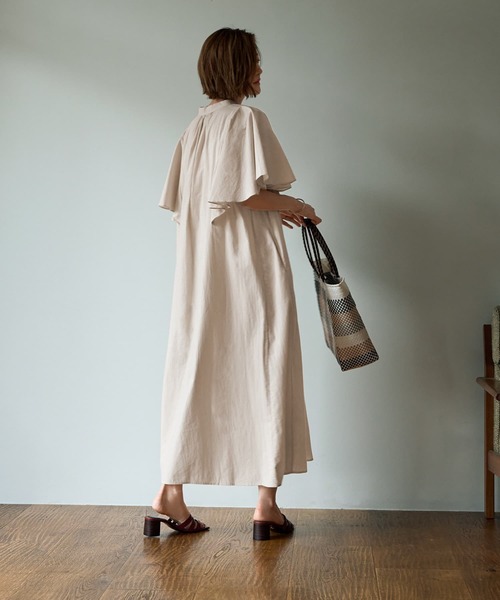 STYLE DELI(スタイルデリ)の「【LUXE】フレアスリーブAラインワンピース(ワンピース・レディース・ブラック/ライトベージュ・MEDIUM/SMALL)」の5枚目の写真