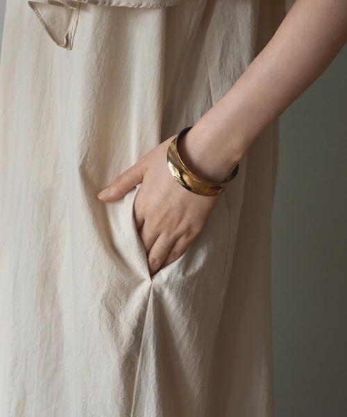 STYLE DELI(スタイルデリ)の「【LUXE】フレアスリーブAラインワンピース(ワンピース・レディース・ブラック/ライトベージュ・MEDIUM/SMALL)」の13枚目の写真
