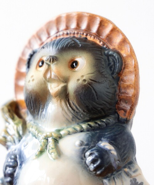 BEAMS JAPAN（ビームス　ジャパン）の「【ビームスの百名品】【別注】信楽焼 たぬき 必勝 小（インテリア雑貨・レディース・ネイビー・ONE SIZE）」の2枚目の写真