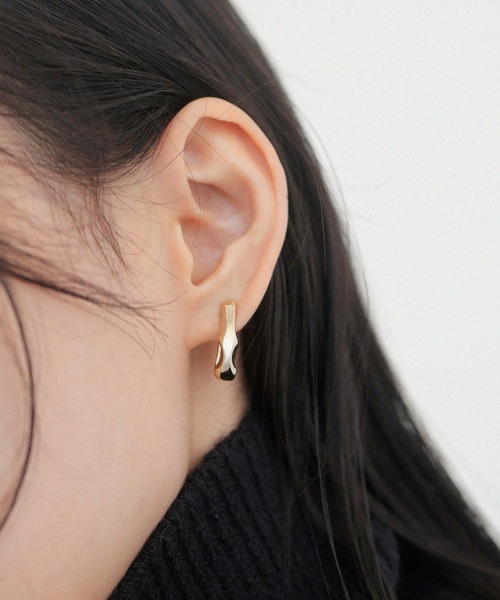 LIAN（リアン）の「ニュアンスメタルフープピアス（ピアス（両耳用）・レディース・ゴールド/シルバー・FREE）」の6枚目の写真