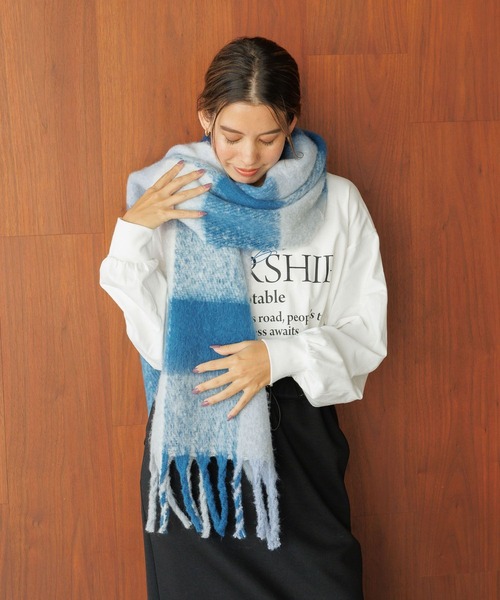 BAYFLOW（ベイフロー）の「[今年らしいボリューム感]チェックフトフリンジマフラー（ストール/ショール・レディース・ベージュ/ブラウン/グレー/ブルー・FREE）」の4枚目の写真