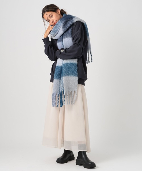 BAYFLOW（ベイフロー）の「[今年らしいボリューム感]チェックフトフリンジマフラー（ストール/ショール・レディース・ベージュ/ブラウン/グレー/ブルー・FREE）」の6枚目の写真