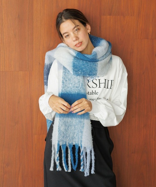 BAYFLOW（ベイフロー）の「[今年らしいボリューム感]チェックフトフリンジマフラー（ストール/ショール・レディース・ベージュ/ブラウン/グレー/ブルー・FREE）」の12枚目の写真