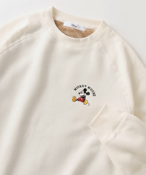 Disney（ディズニー）の「【Disney/ディズニー】アートワークデザイン キャラクタープリント ワンポイント刺繍 裏ボア クルーネックスウェット/トレーナー/ビッグシルエット/くまのプーさん/ミッキーマウス（スウェット・レディース・ブラック/カーキ/アイボリー/ライトブルー/アッシュグレー/ネイビー/ベージュ/スミクロ・M/L）」の2枚目の写真