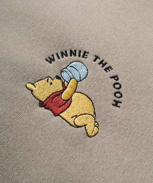 Disney（ディズニー）の「【Disney/ディズニー】アートワークデザイン キャラクタープリント ワンポイント刺繍 裏ボア クルーネックスウェット/トレーナー/ビッグシルエット/くまのプーさん/ミッキーマウス（スウェット・レディース・ブラック/カーキ/アイボリー/ライトブルー/アッシュグレー/ネイビー/ベージュ/スミクロ・M/L）」の19枚目の写真