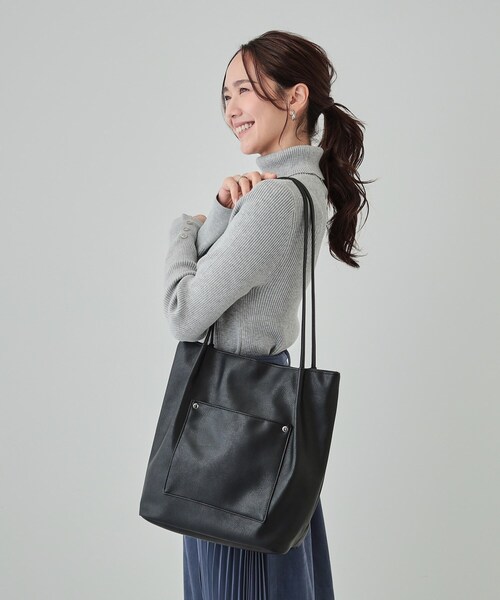 SHOO・LA・RUE(シューラルー)の「オイルレザー風つまみハンドルトート(トートバッグ・レディース・ブラック/ベージュ系4/ベージュ系その他7/イエロー/ピンク系/グリーン・00)」の14枚目の写真
