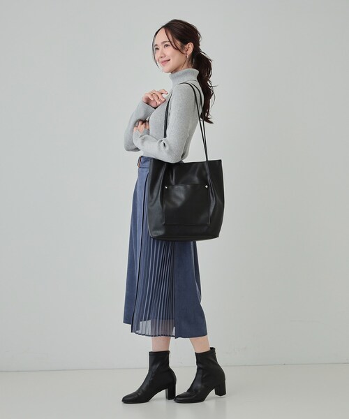 SHOO・LA・RUE(シューラルー)の「オイルレザー風つまみハンドルトート(トートバッグ・レディース・ブラック/ベージュ系4/ベージュ系その他7/イエロー/ピンク系/グリーン・00)」の15枚目の写真