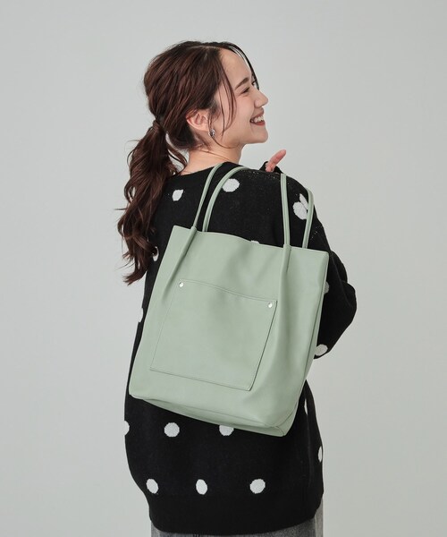 SHOO・LA・RUE(シューラルー)の「オイルレザー風つまみハンドルトート(トートバッグ・レディース・ブラック/ベージュ系4/ベージュ系その他7/イエロー/ピンク系/グリーン・00)」の16枚目の写真
