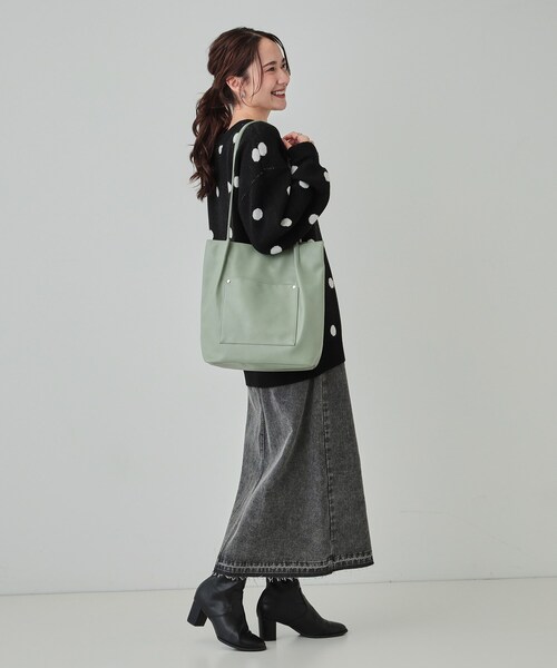 SHOO・LA・RUE(シューラルー)の「オイルレザー風つまみハンドルトート(トートバッグ・レディース・ブラック/ベージュ系4/ベージュ系その他7/イエロー/ピンク系/グリーン・00)」の17枚目の写真