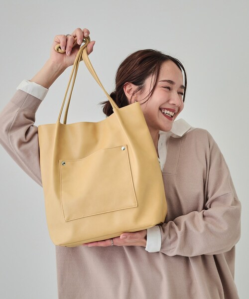 SHOO・LA・RUE(シューラルー)の「オイルレザー風つまみハンドルトート(トートバッグ・レディース・ブラック/ベージュ系4/ベージュ系その他7/イエロー/ピンク系/グリーン・00)」の18枚目の写真